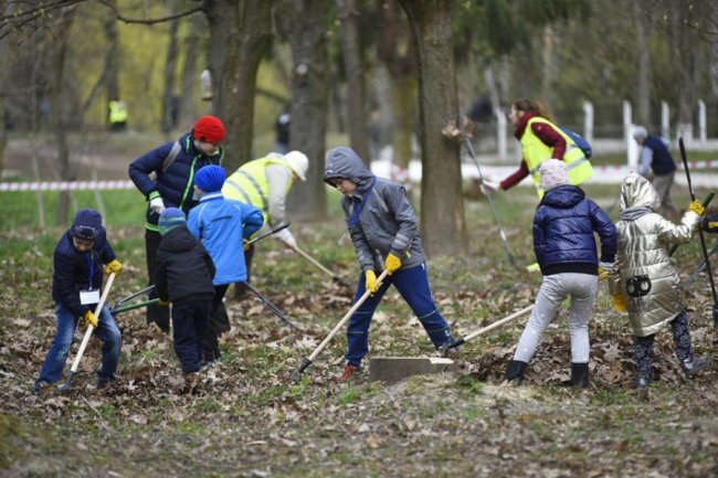Небайдужі лучани вийшли прибирати парк. ФОТО