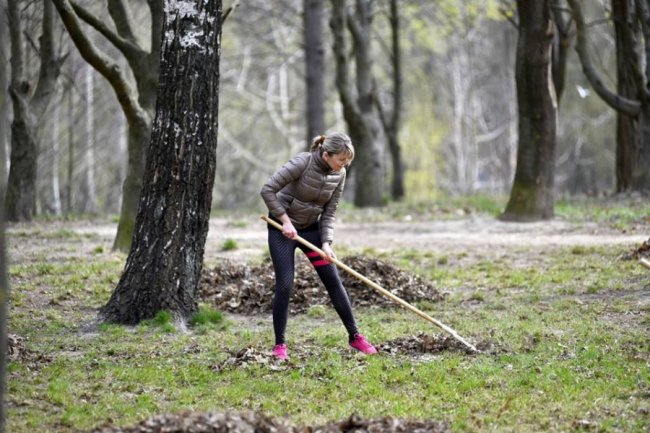 Небайдужі лучани вийшли прибирати парк. ФОТО