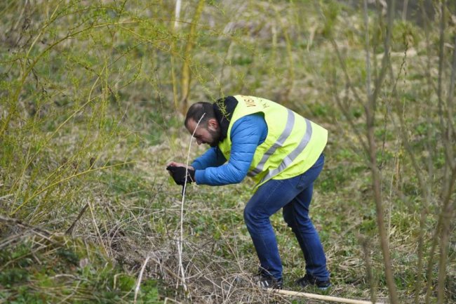 Небайдужі лучани вийшли прибирати парк. ФОТО