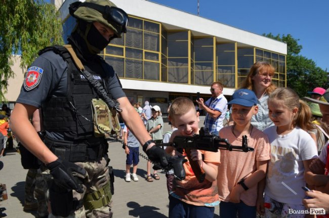 У центрі Луцька - діти зі зброєю. ФОТО