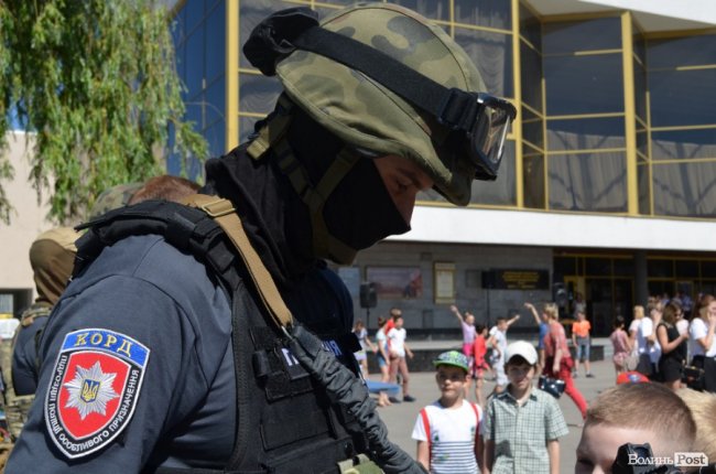 У центрі Луцька - діти зі зброєю. ФОТО