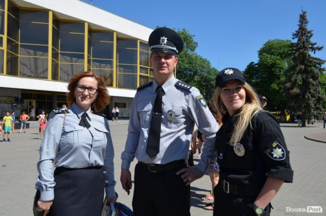 У центрі Луцька - діти зі зброєю. ФОТО