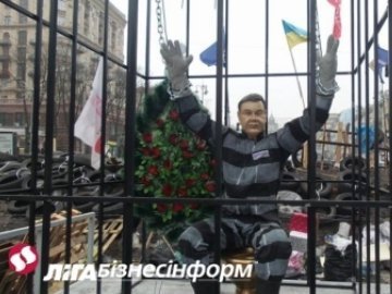 У Києві ляльку Януковича запроторили в клітку. ФОТО