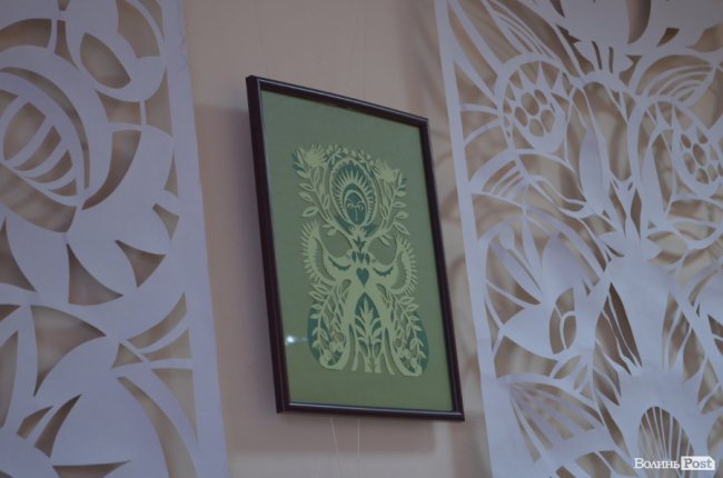 У Луцьку показали унікальні витинанки берегинь, кошти з продажу яких підуть на лікування Катрусі Ребрині. ФОТО