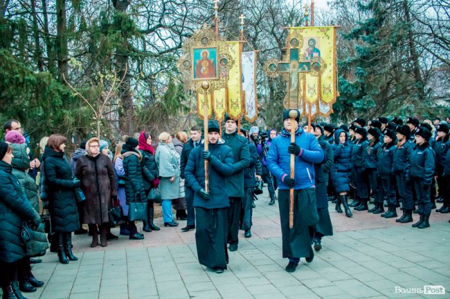 Квіти, сльози і свічки: у День Гідності та Свободи лучани вшанували пам'ять полеглих