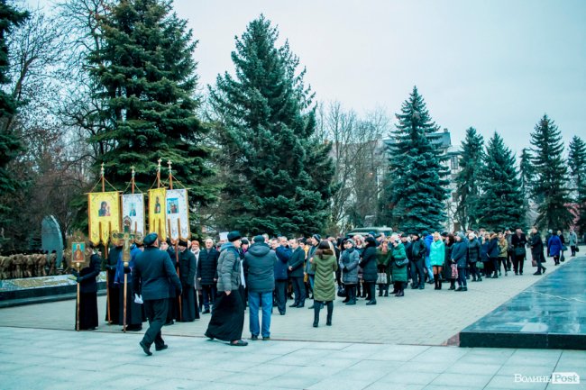 Квіти, сльози і свічки: у День Гідності та Свободи лучани вшанували пам'ять полеглих