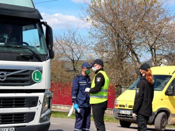 Як працюють контрольно-пропускні пункти на в’їздах до Нововолинська. ФОТО. ВІДЕО