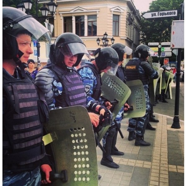 Сотні ОМОНівців не дають кримським татарам проводити мітинг. ФОТО