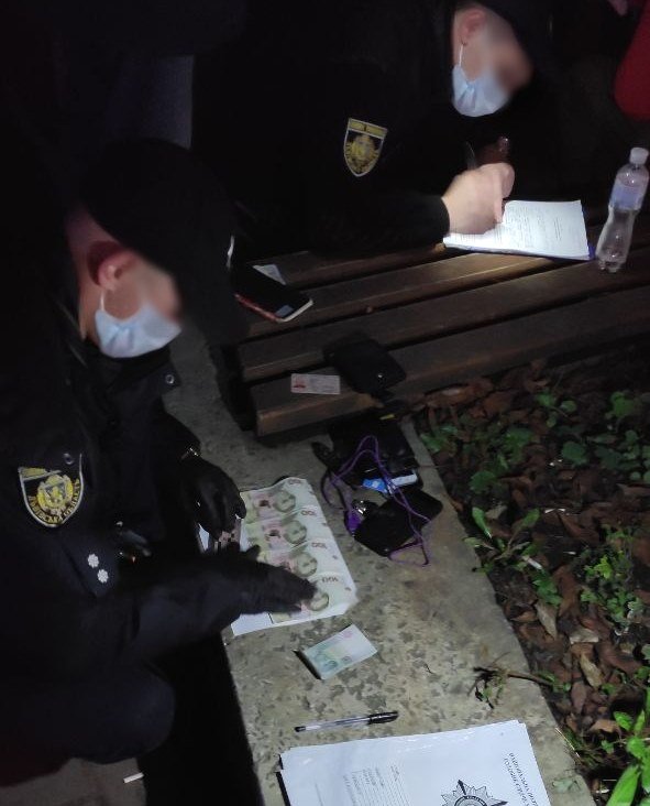 У Львові чоловіки завдяки стрічці та 500-гривневій купюрі багаторазово поповнили собі рахунки. ФОТО