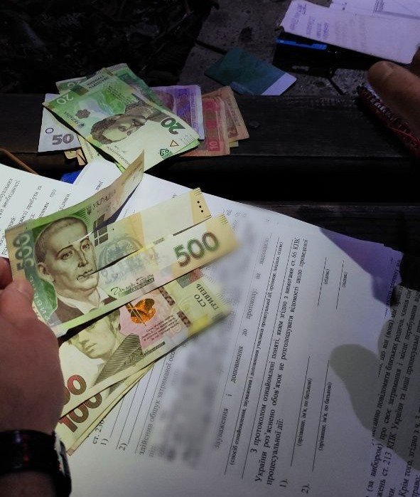 У Львові чоловіки завдяки стрічці та 500-гривневій купюрі багаторазово поповнили собі рахунки. ФОТО