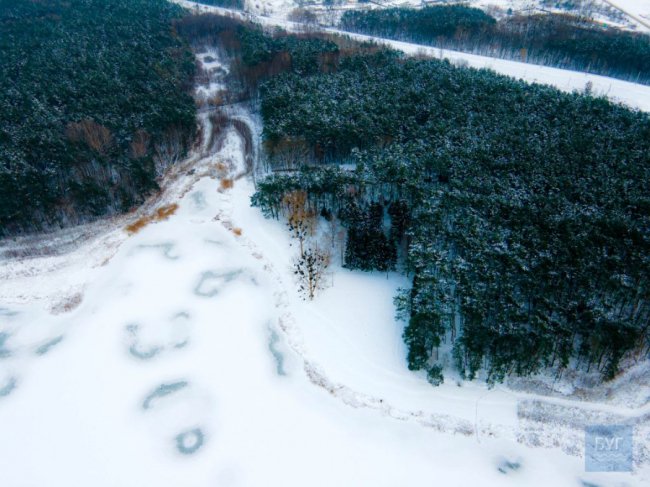 З висоти пташиного польоту показали, як волинське озеро скувала крига. ВІДЕО