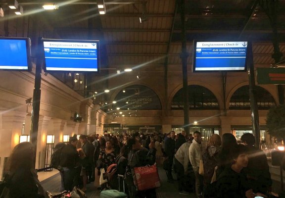 Нічна паніка в Парижі: поліція оточила Ейфелеву вежу