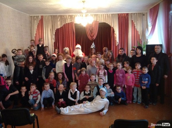 Спілкування - це найголовніше: помічники Миколая подарували новорічне свято дітям у Крупі. ФОТО 