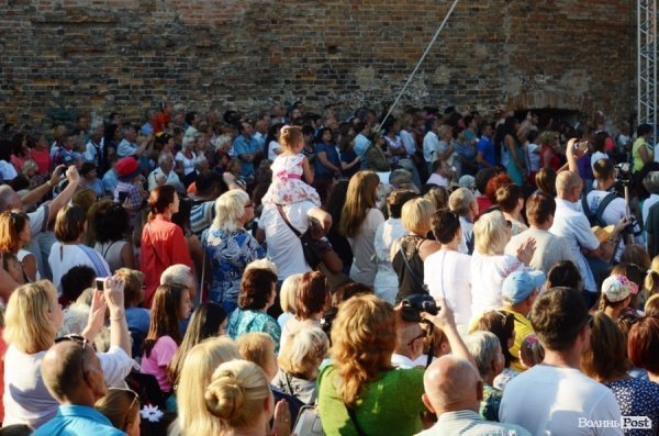 Найменші глядачі «Поліського літа» на плечах в батьків. ФОТОРЕПОРТАЖ