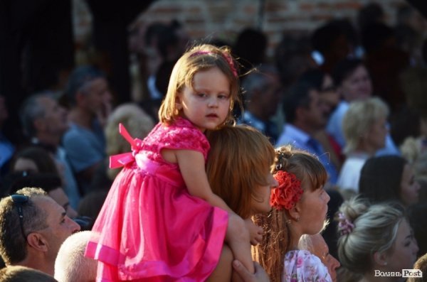 Найменші глядачі «Поліського літа» на плечах в батьків. ФОТОРЕПОРТАЖ