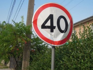 Поліція розшукує зловмисника, який пошкодив дорожній знак у Шацьку