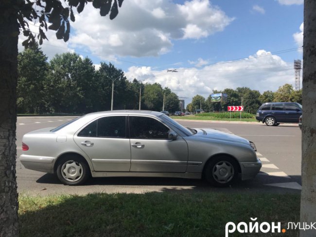 У Луцьку посеред вулиці стоїть побите і «обстріляне» авто. ФОТО