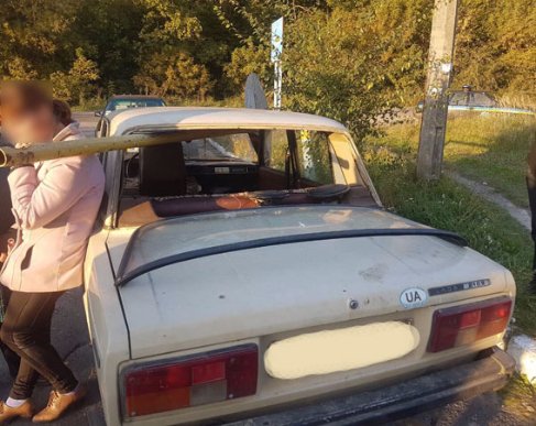 Аварія на Рівненщині: ВАЗ врізався у шлагбаум