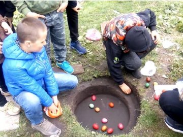 Збережені традиції: у селі на Волині діти грають у давню великодню гру. ВІДЕО