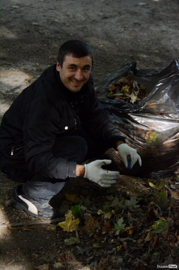 Лучани винесли 150 мішків сміття з скверу Героїв Майдану. ФОТО 