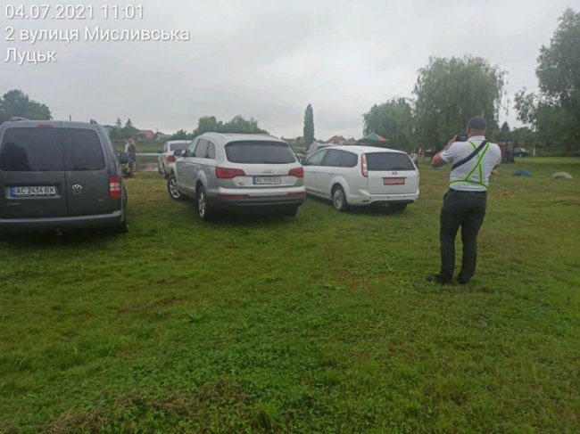 Водії перетворили зелену зону біля Теремнівських ставків на місиво. ФОТО, ВІДЕО