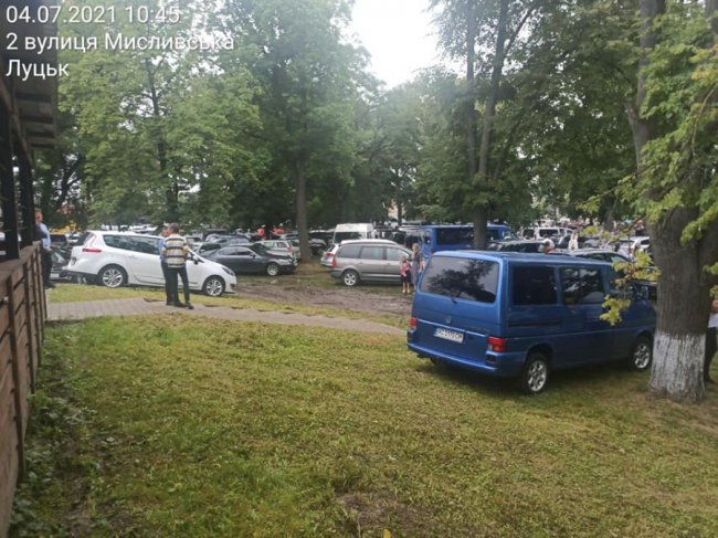 Водії перетворили зелену зону біля Теремнівських ставків на місиво. ФОТО, ВІДЕО