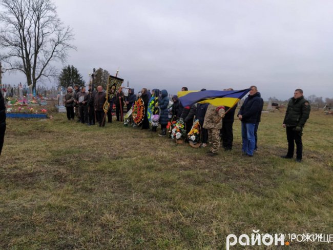 Поховали хлопця під вигуки «Герої не вмирають!»: на Волині попрощались із  бійцем. ФОТО