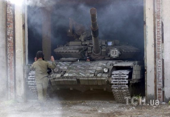 З'явилися фото, як бойовики «ЛНР» відводять танки від лінії фронту