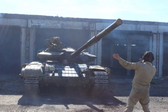 З'явилися фото, як бойовики «ЛНР» відводять танки від лінії фронту