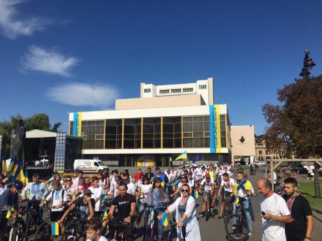 Усміхнені та у вишиванках: сотні лучан на велосипедах проїхалися вулицями міста. ФОТО 