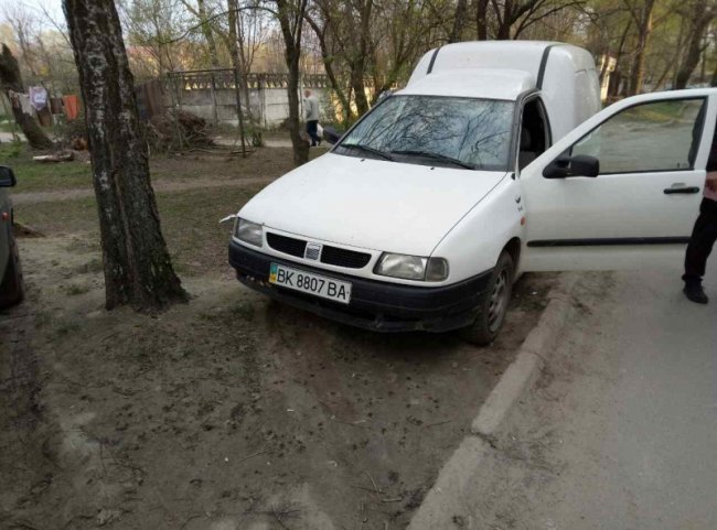 У Луцьку оголосили війну паркуванню на газонах
