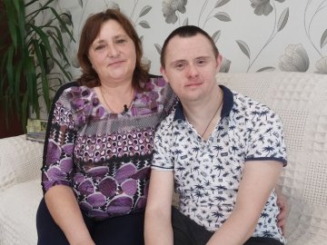 «Мамо, вони такі, як я – «сонечка»: історія лучанина із синдромом Дауна