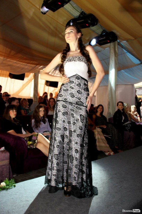 Довгоногі красуні, купальники, сукні: День моди в Луцьку. ФОТО