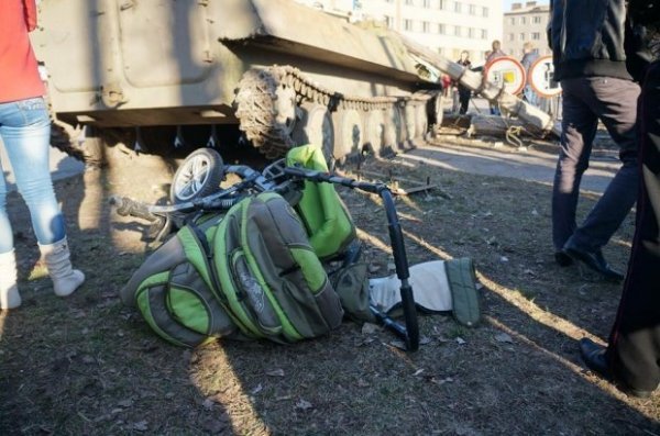 На Донеччині бойова машина наїхала на жінку з дітьми. ФОТО