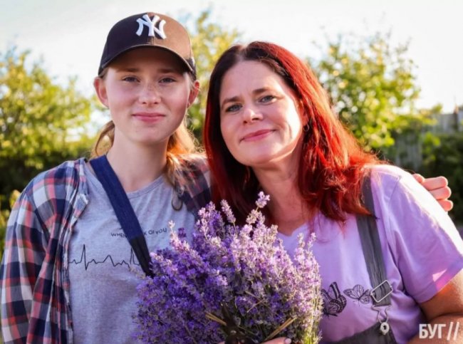 Волиняни створили лавандовий двір, щоб відволікатись від переживань за сина-воїна. ФОТО, ВІДЕО