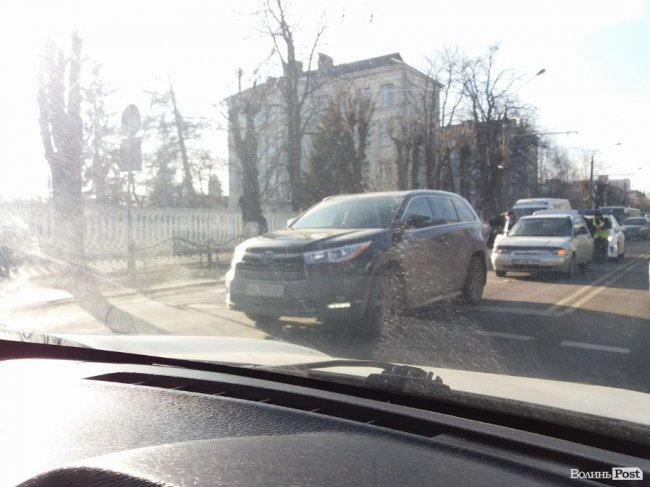 У Луцьку – величезна тягучка через аварію. ФОТО