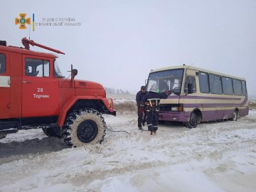 Наслідки негоди на Волині: «швидка» і автобус – у заметах та повалені на дорогу дерева