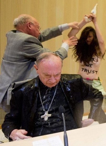 FEMEN напали на священика. ФОТО