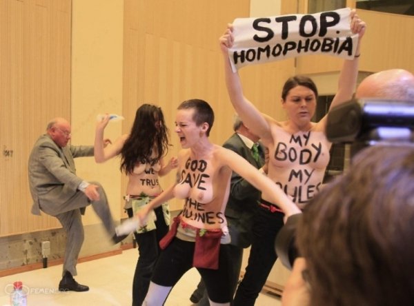 FEMEN напали на священика. ФОТО