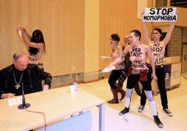 FEMEN напали на священика. ФОТО