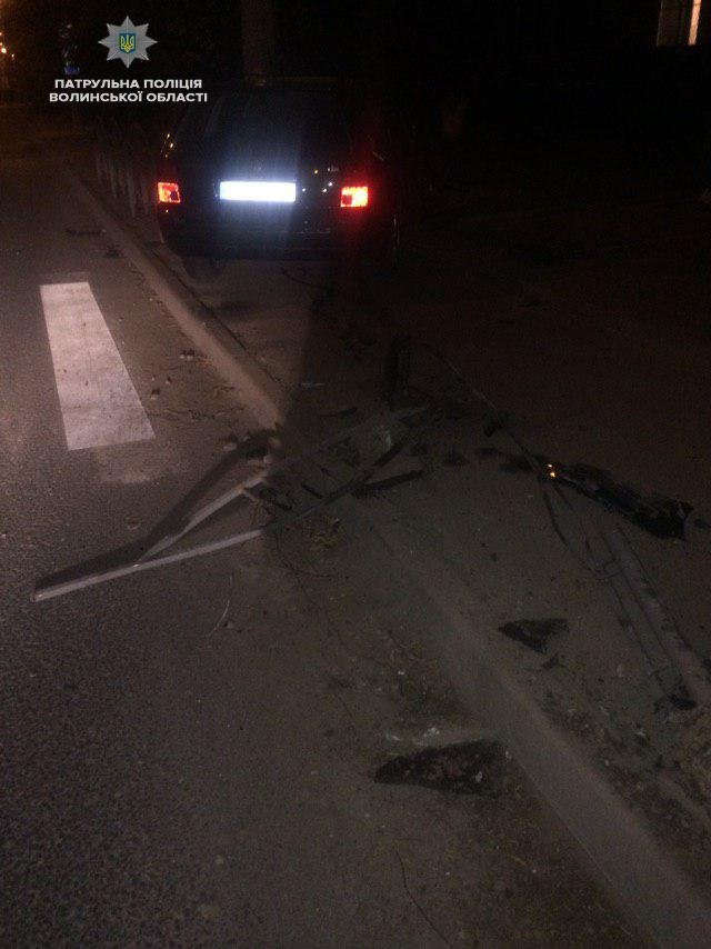 У Луцьку автомобіль влетів у металеву огорожу і стовп