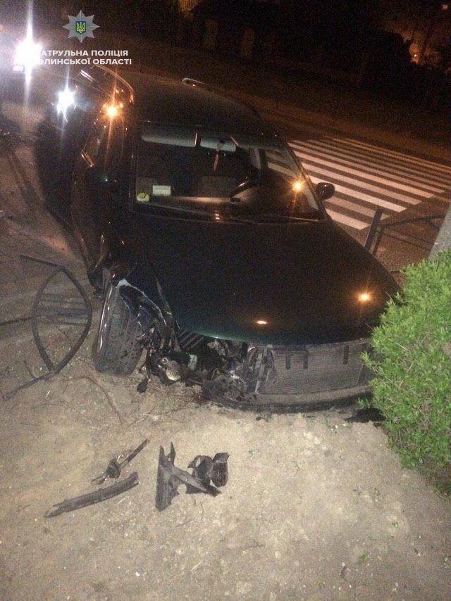 У Луцьку автомобіль влетів у металеву огорожу і стовп