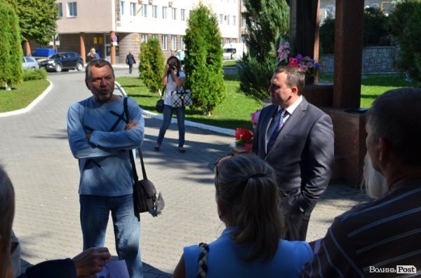 Під Луцькою міськрадою ‒ пікет. ФОТО 