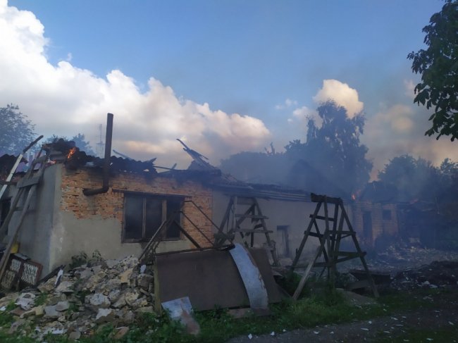 У селі на Волині через коротке замикання електромережі горів будинок. ФОТО