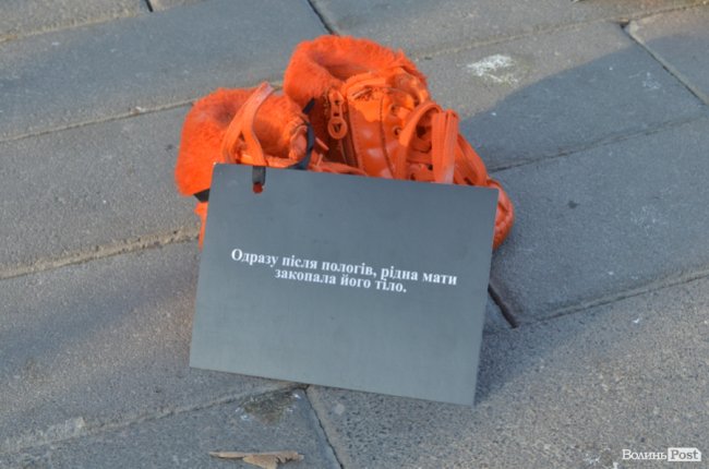 Їх більше немає: у центрі Луцька розмістили арт-інсталяцію із взуття, яке символізує жертв насильства