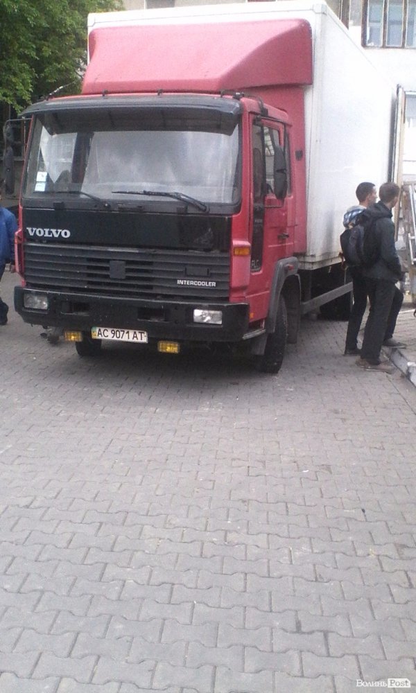 Скандальну прибудову на Соборності, 24 засипали піском.ФОТО