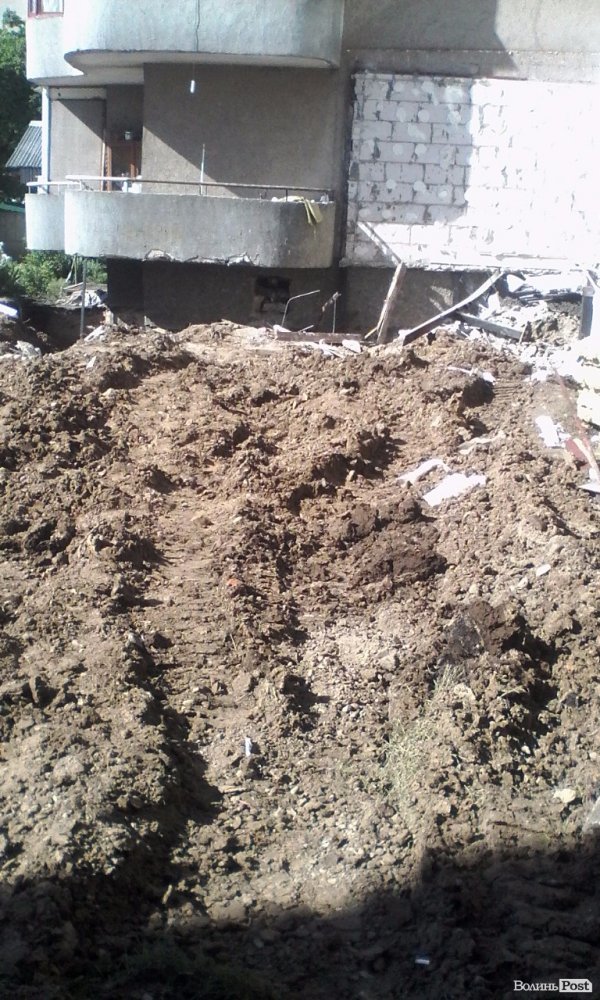Скандальну прибудову на Соборності, 24 засипали піском.ФОТО