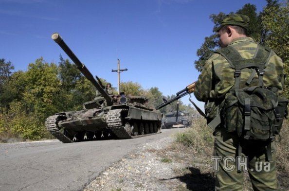 З'явилися фото, як бойовики «ЛНР» відводять танки від лінії фронту