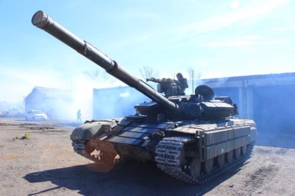 З'явилися фото, як бойовики «ЛНР» відводять танки від лінії фронту