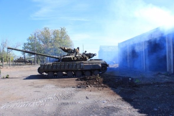 З'явилися фото, як бойовики «ЛНР» відводять танки від лінії фронту